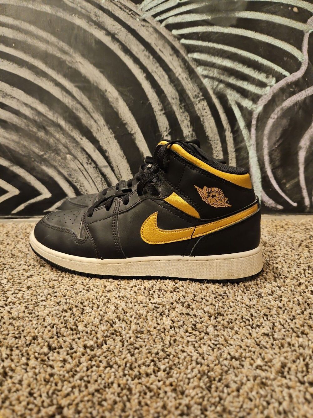 Nike Air Jordan 1 Mid Black/Metallic Gold-White GS Sz 7Y New DQ8423-071